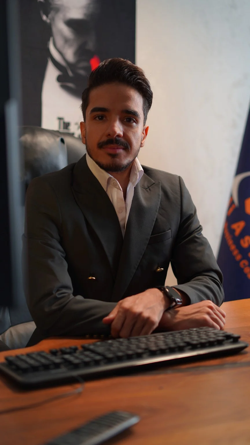 علی عسکری پشت میز کار